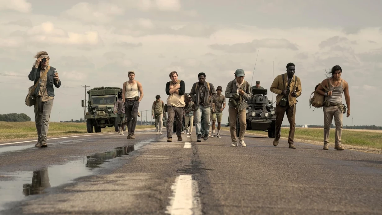 Stephen King’ın Uyarlaması “The Long Walk”den Yeni Fragman! Mark Hamill Yeniden Yola Koyuluyor!