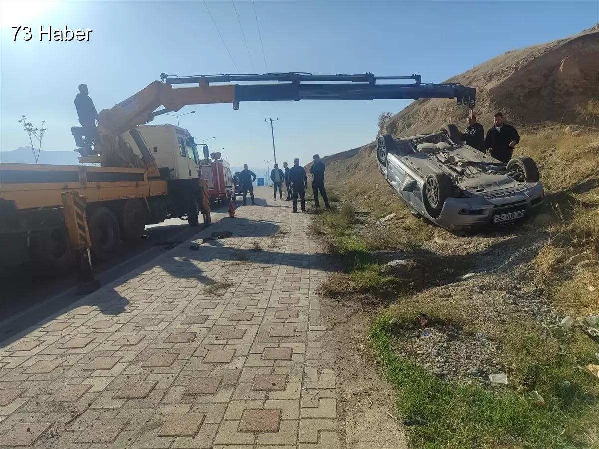 Şırnak'ta takla atan otomobildeki sürücü yaralandı.