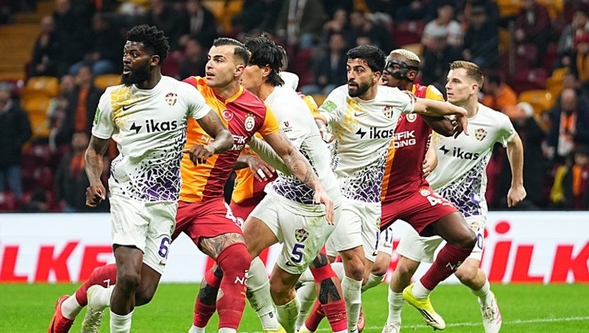 Karşılaşmaya damga vuran an: Hakem kırmızı kartını gösterdi