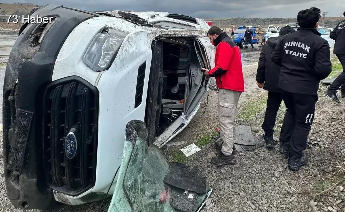 Şırnak'ta Şırnak&amp;apos;ta işçileri taşıyan minibüs devrildi: 9 yaralı