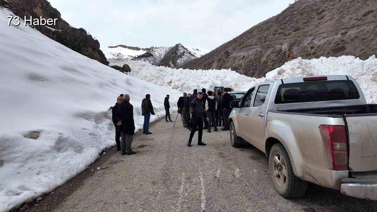 Şırnak'ın Beytüşşebap ilçesinde Köy yoluna çığ düştü, ekipler yolu açmak...