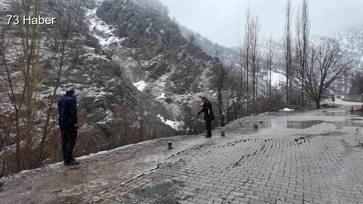 Şırnak'ın Beytüşşebap ilçesinde Şırnak&amp;apos;ta sağanak nedeniyle köyün bir bölümü çöktü...