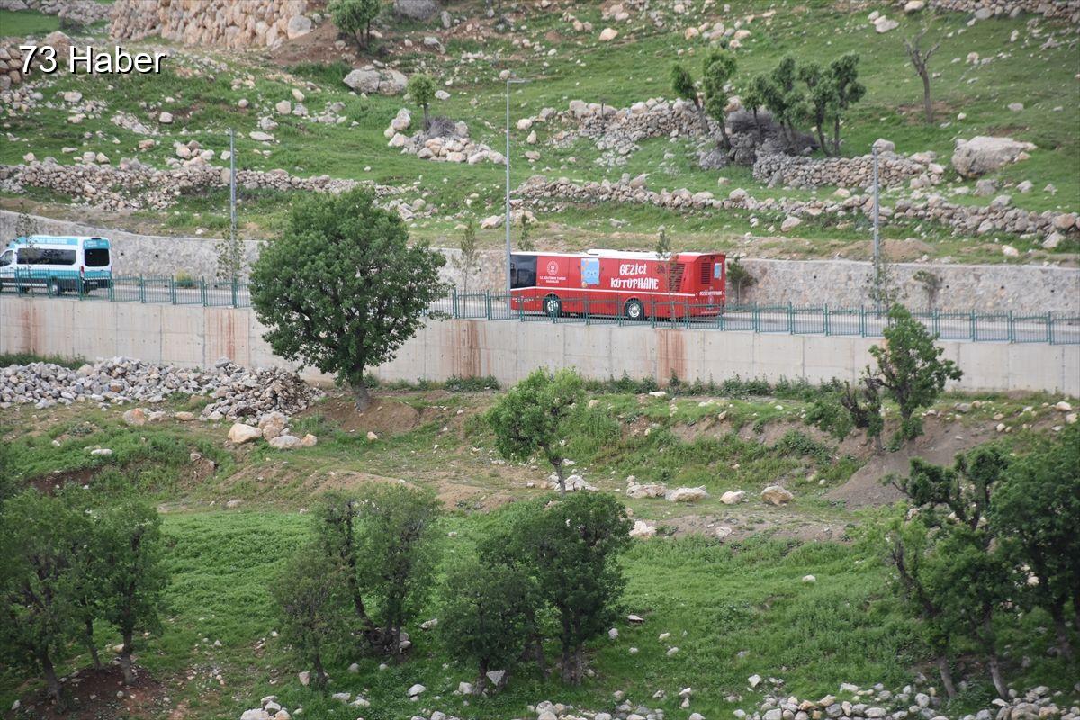 Şırnak'ta Şırnak&amp;apos;ta &amp;quot;Gezici Kütüphane&amp;quot; bir yılda 60 köydeki öğrencilerin kitapla...