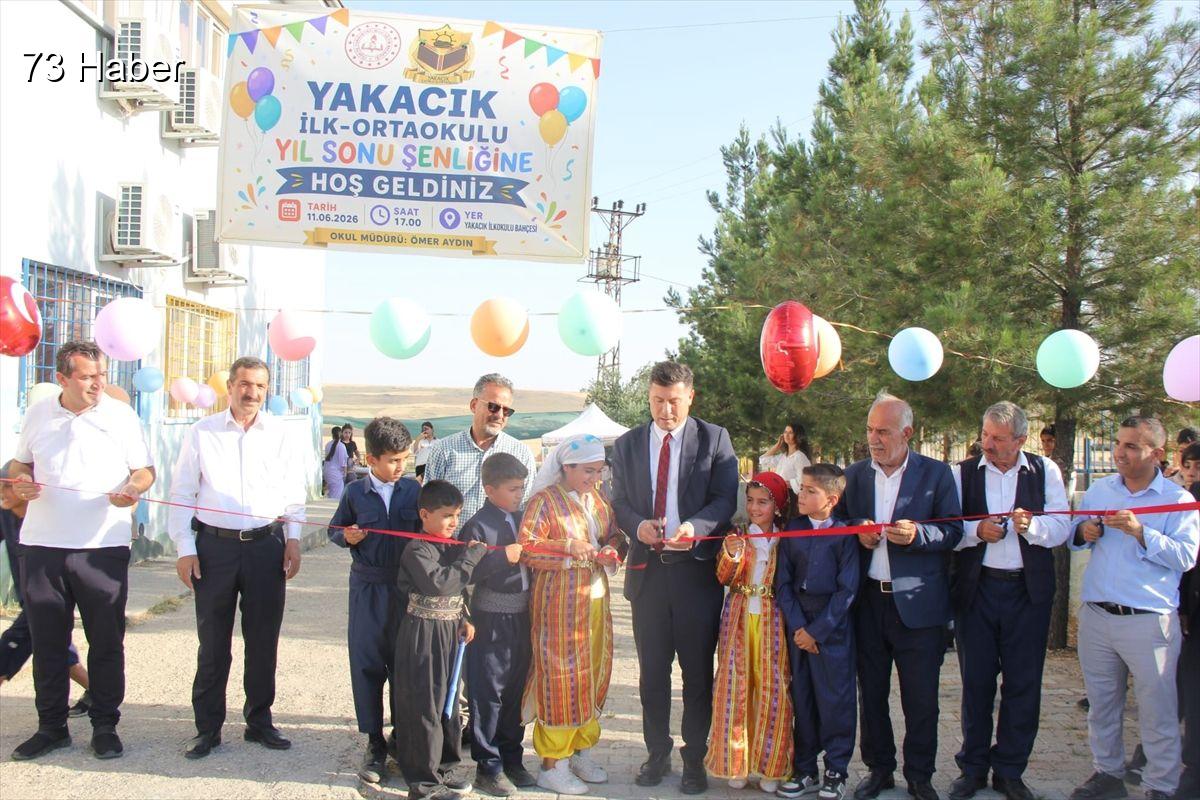 Şırnak'ın Cizre ilçesinde Cizre&amp;apos;de ilk ve ortaokul öğrencileri yıl sonu...