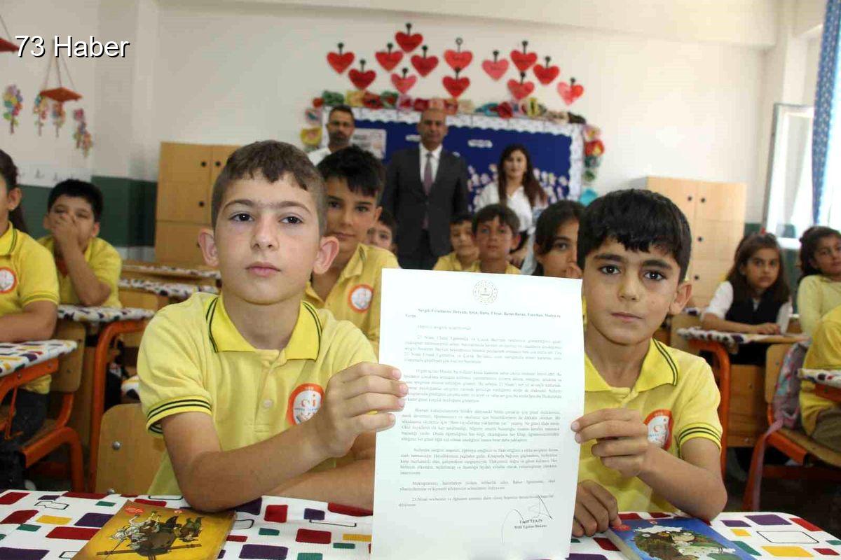 Şırnak'ın Uludere ilçesinde Bakan Tekin&amp;apos;den Şırnaklı öğrencilerin mektuplarına duygusal cevap