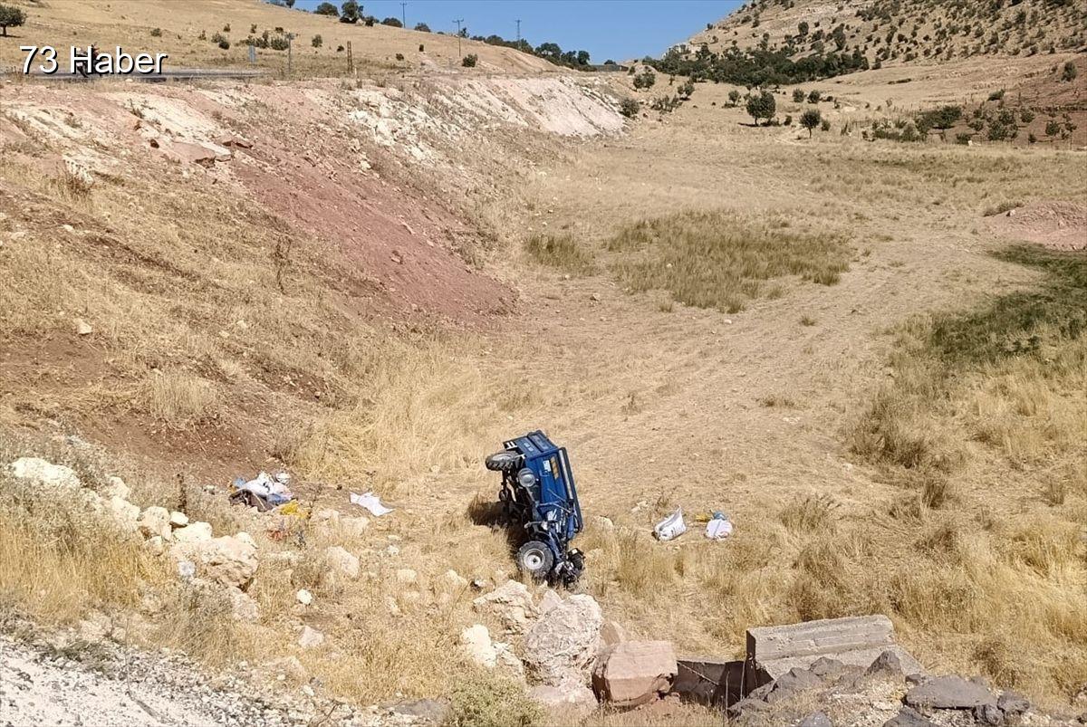 Şırnak'ın Güçlükonak ilçesinde Şırnak&amp;apos;ta tarım aracı şarampole devrildi: 1 ölü,...