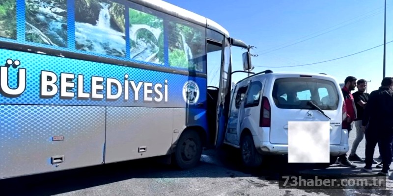 Şırnak'ta Minibüs ve Hafif Ticari Araç Kaza Yaptı