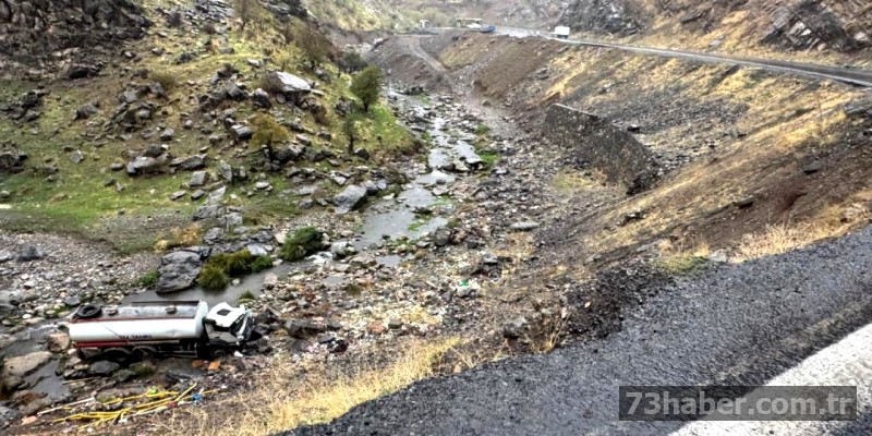 Şırnak'ta tanker uçuruma yuvarlandı: Sürücü yaralı!