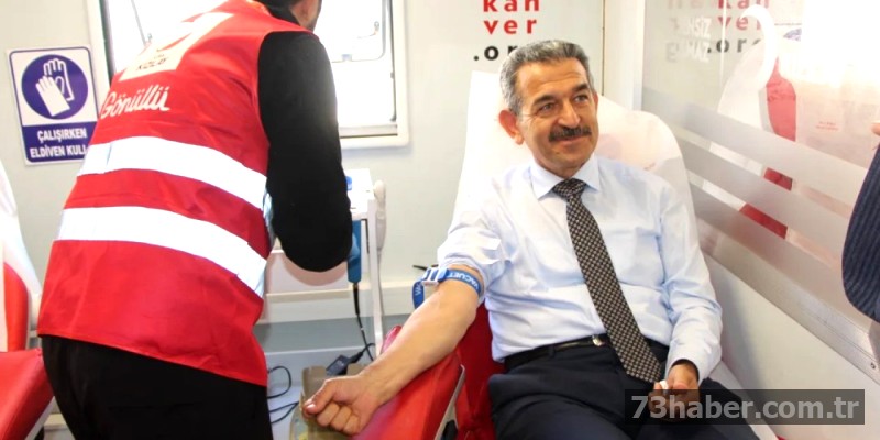 Şırnak Valisi'nden örnek davranış: Kan bağışı ve madalya töreni