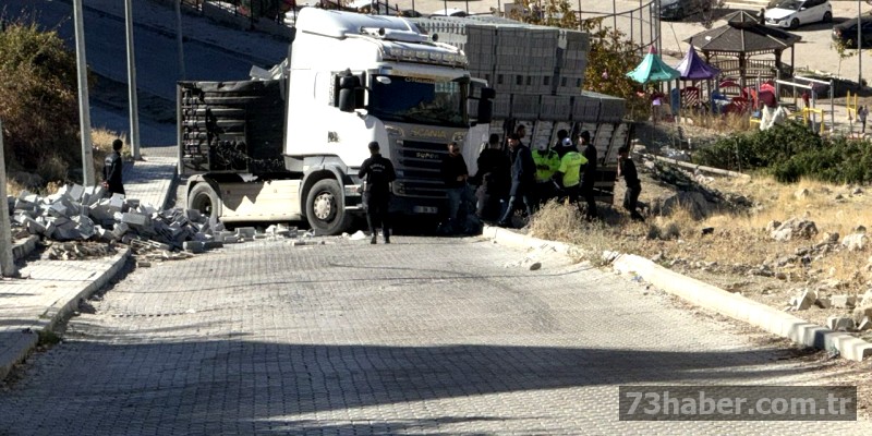 Şırnak'ta Yokuş Kamyonu Devirdi: Kaza Anı