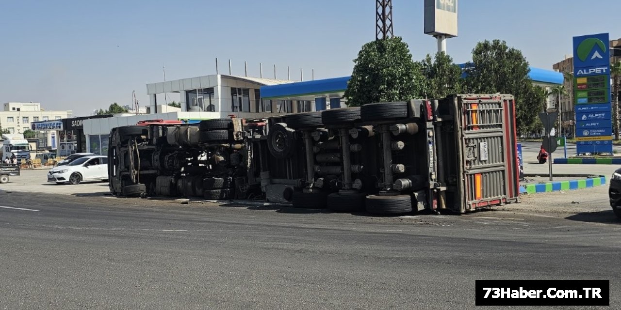 Şırnak Tırı Yolda Devrildi!