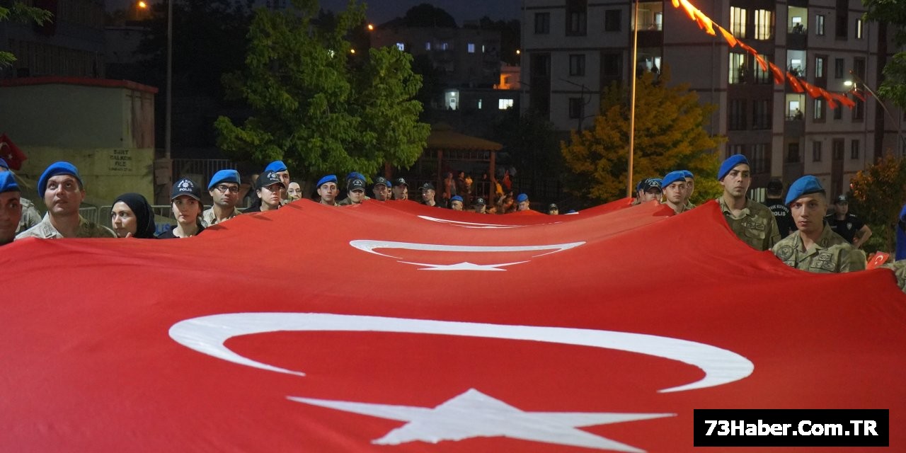 Şırnak'ta Dev Bayrakla Yürüyüş
